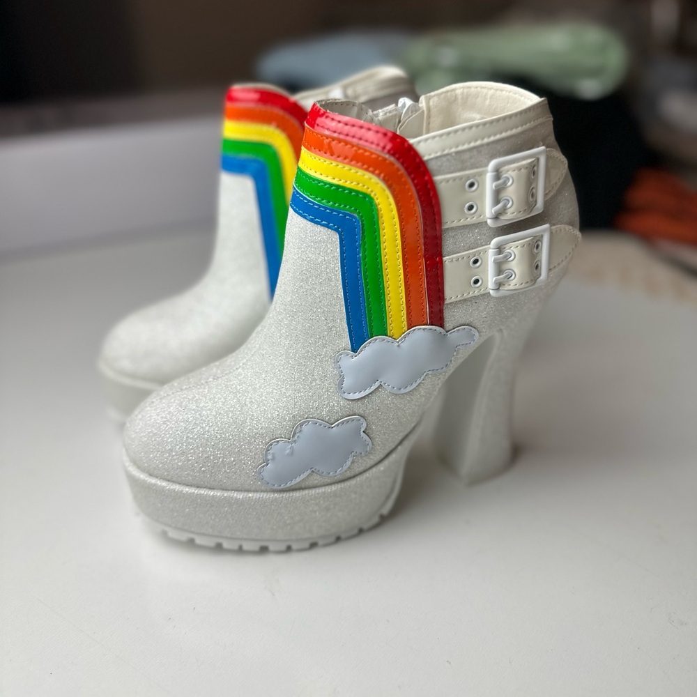 Ellie X Dolls Kill White 557 Cherub Glittery Rainbow Cloud Heeled Boots NIB 7
